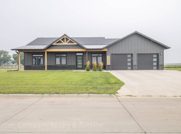 2684 Warren Cir, Rock Valley, IA 51247