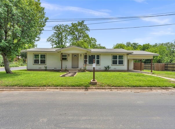 209 E Live Oak St, Burnet, TX 78611