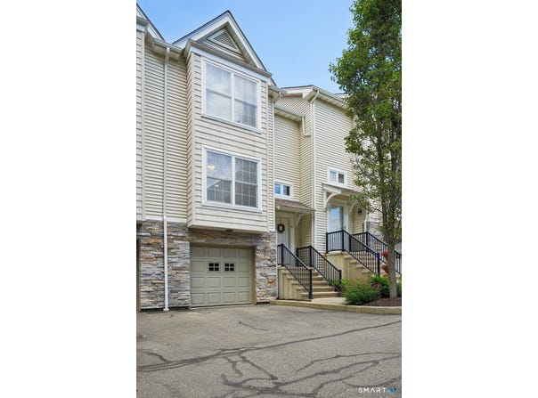 32 Crows Nest Lane, Danbury, CT 06810