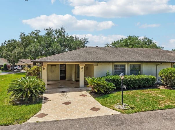 2017 HAMPSTEAD Circle, SUN CITY CENTER, FL 33573