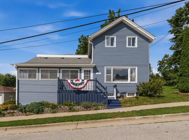 320 High St, Hartford, WI 53027