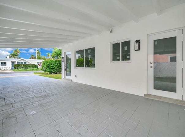 1018 NE 7th St, Hallandale Beach, FL 33009