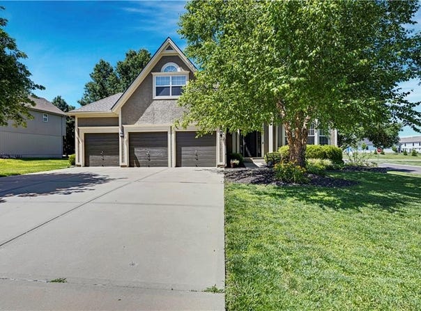 19480 W 207th Terrace, Spring Hill, KS 66083