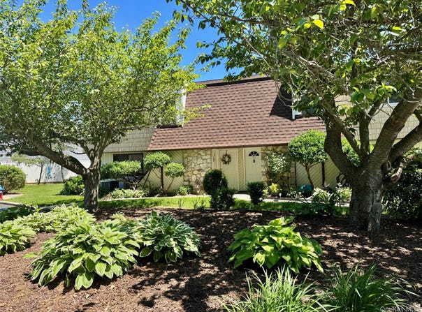 71 Pointe Circle S, Coram, NY 11727