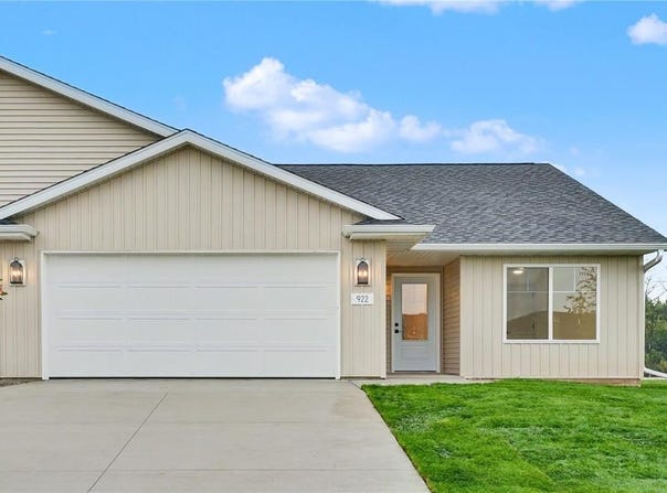 922 Oak Dr, Palo, IA 52324