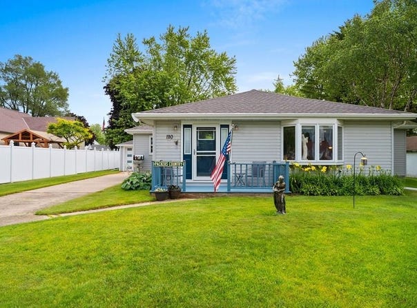 120 Vernon St, Algoma, WI 54201