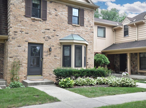 384 Willow Grove Dr, Pewaukee, WI 53072