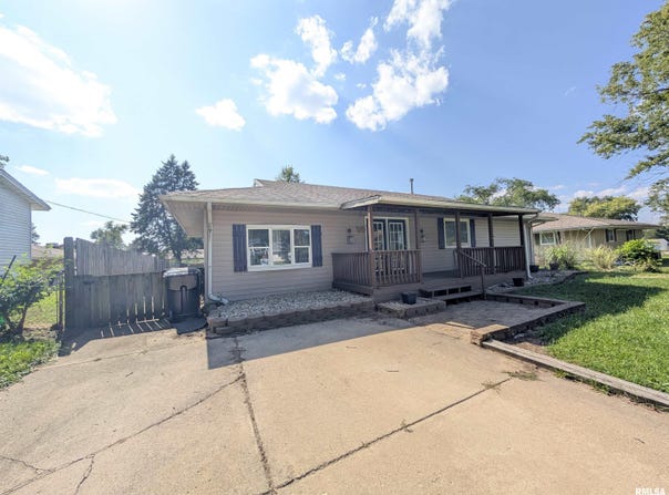 104 MEADOWVIEW Lane, Washington, IL 61571