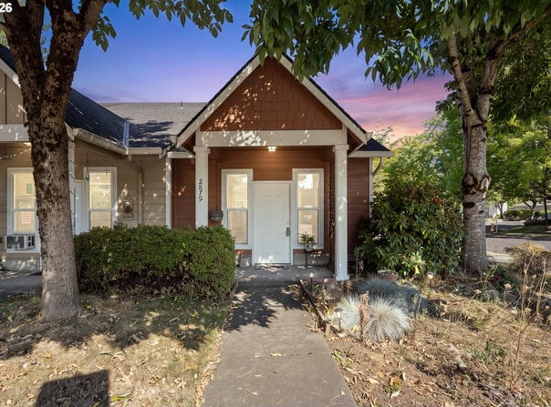 2879 NE DIVISION St, Gresham, OR 97030