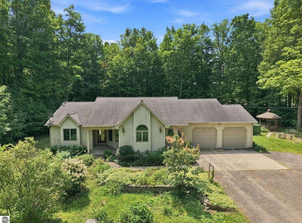 7212 E 46 1/2 Road, Cadillac, MI 49601