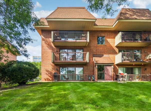 101 E Janata Boulevard, Lombard, IL 60148