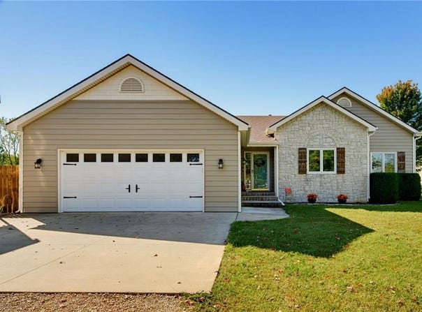 1185 E 1067 Road, Lawrence, KS 66047