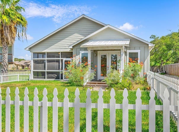 513 Traylor Boulevard, Rockport, TX 78382