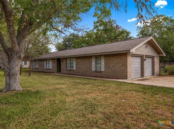302 Brooks Road, Victoria, TX 77904