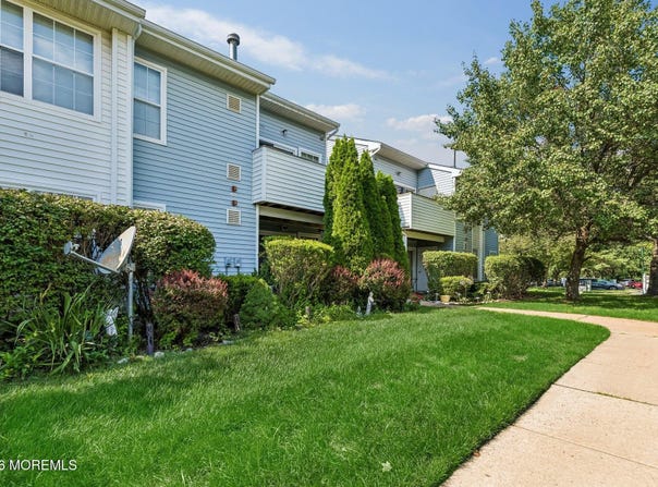 21 Jockey Lane, Tinton Falls, NJ 07753