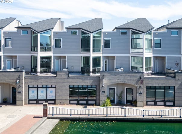 8135 SW SENECA St, Tualatin, OR 97062