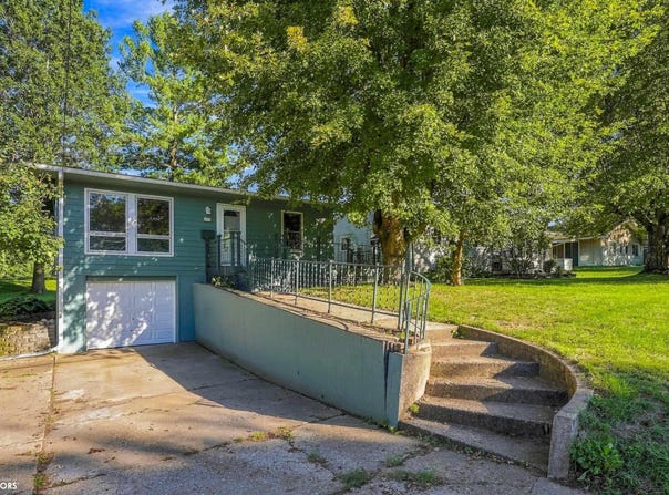 2712 Yoder Drive, Burlington, IA 52601