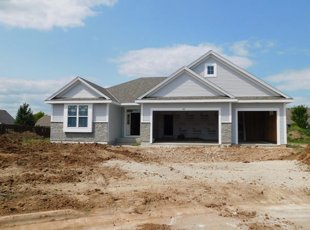 962 Horseshoe Ct, Belgium, WI 53004