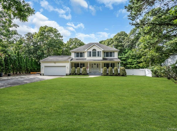 61 Washington Heights Avenue, Hampton Bays, NY 11946