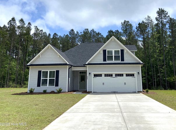 61 Bristol Bay Drive, Lake Waccamaw, NC 28450