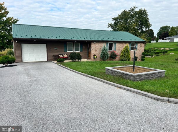 949 SNYDER Road, MOUNT JOY, PA 17552
