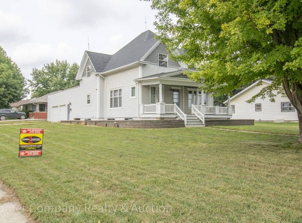 1003 Division St, Hull, IA 51239