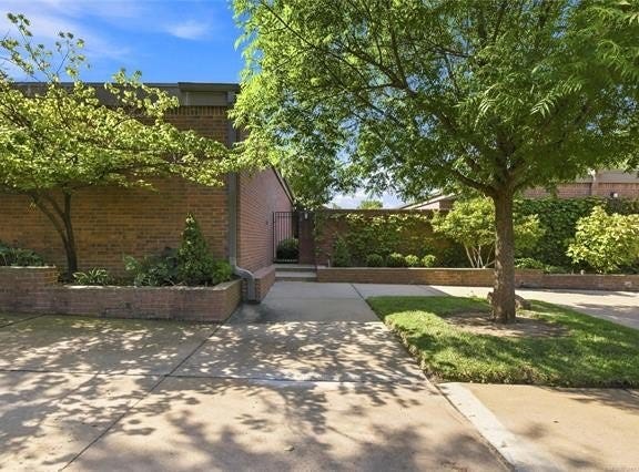 2427 E 72nd Street, Tulsa, OK 74136