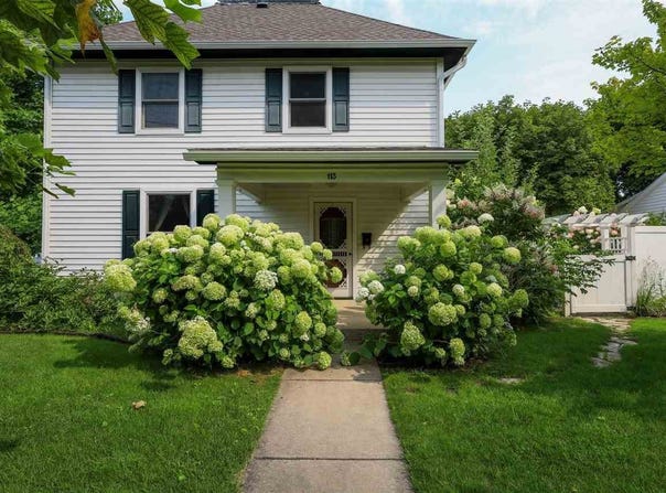 113 W Lincoln Street, Charlevoix, MI 49720