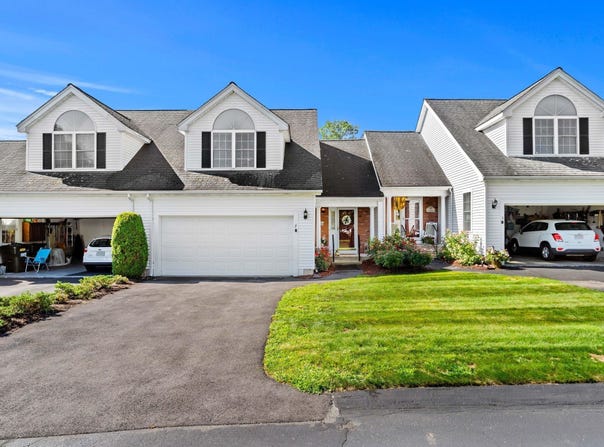 7 Nature View Dr, Uxbridge, MA 01569