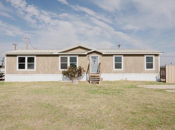 300 W 5th St, McCamey, TX 79752