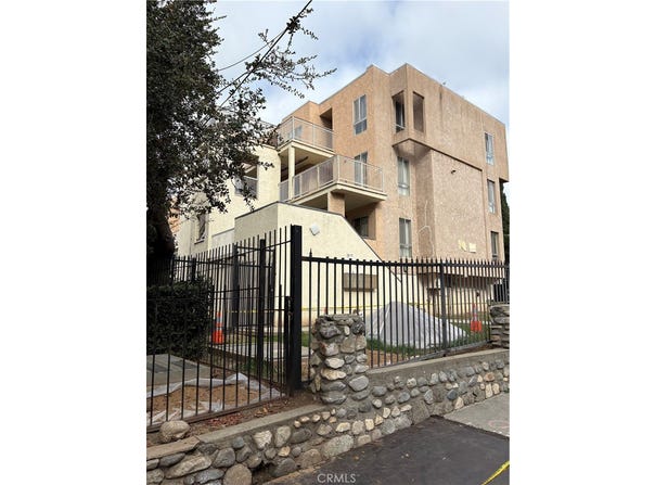 1095 N Raymond, Pasadena, CA 91103