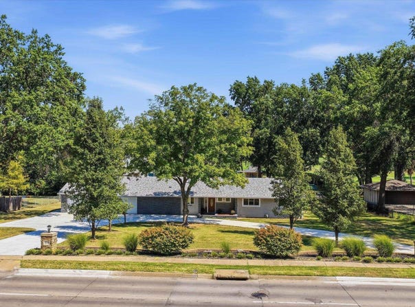 2710 SW Burlingame RD, Topeka, KS 66611
