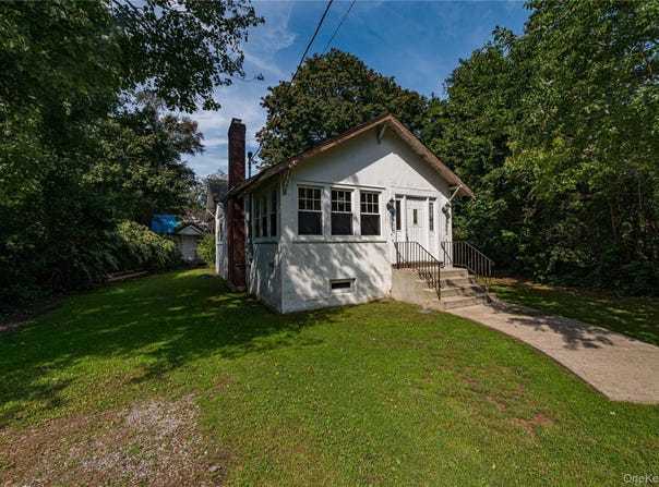 6 Bridle Way, Oakdale, NY 11769