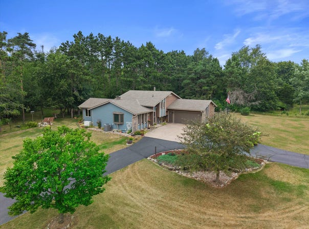 W369S4863 Needle Point Dr, Dousman, WI 53118