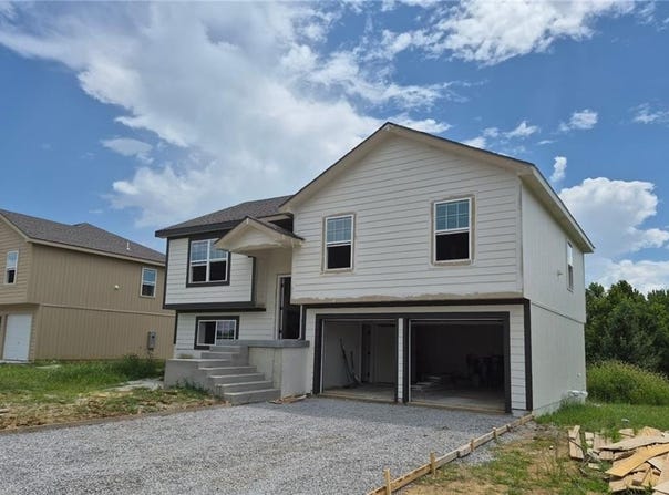 1909 Hawk View, Harrisonville, MO 64701