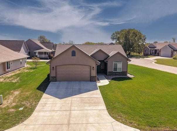 4426 Niblick Dr, Winfield, KS 67156