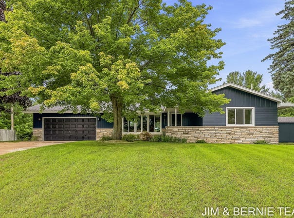 18019 Mohawk Drive, Spring Lake, MI 49456