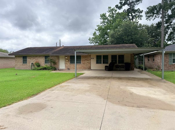 935 Travis, Vidor, TX 77662