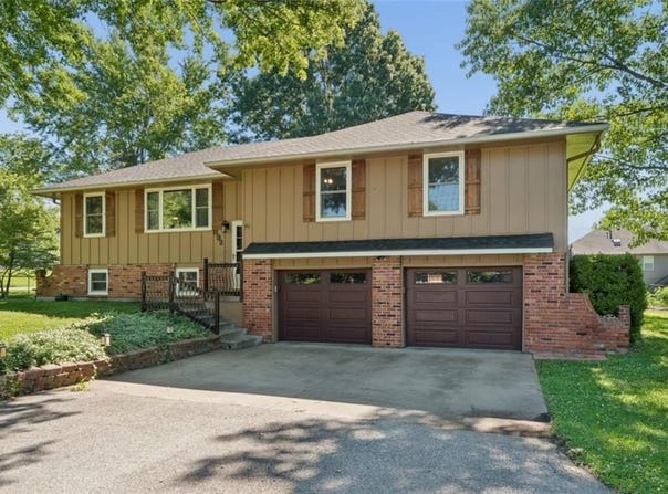 892 Gregory Street, Peculiar, MO 64078