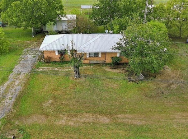 712 N Allyn Avenue E, Mount Calm, TX 76673