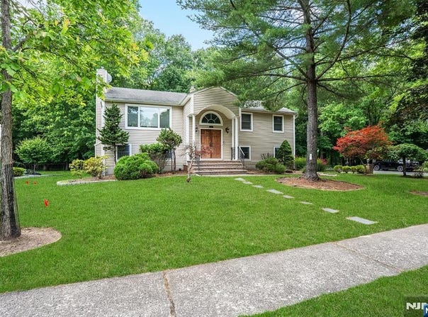 21 Kennedy Circle, Closter, NJ 07624