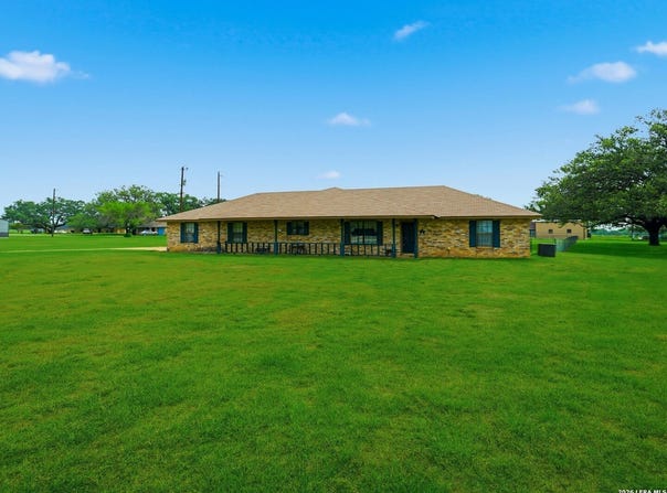 111 Mitch Thomas, Pleasanton, TX 78064