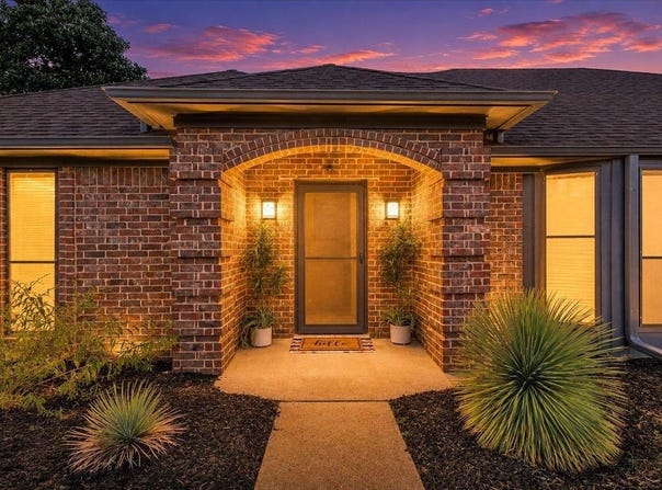 121 Crestview St., Chandler, TX 75758