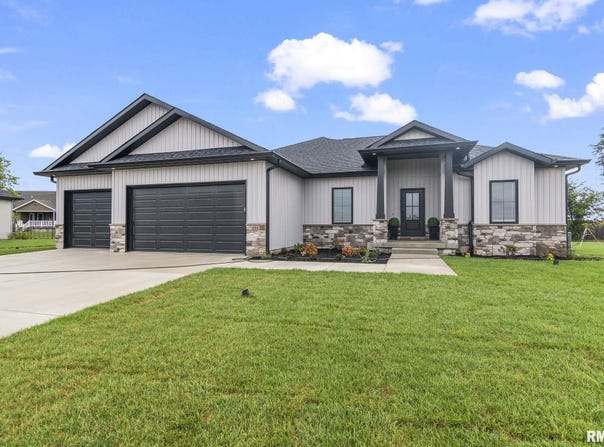 424 Manor Hill Drive, Chatham, IL 62629