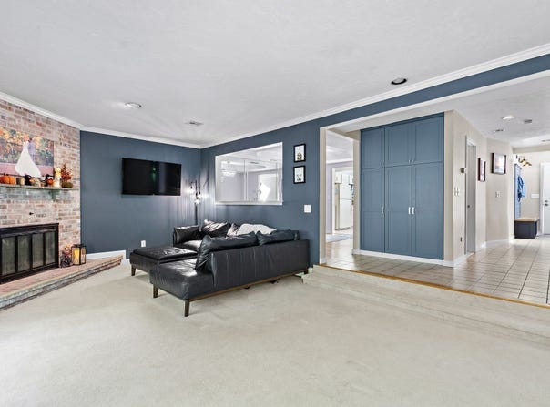 11 Magnolia Dr, Franklin, MA 02038