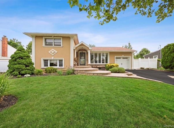 5 Delaware Avenue, Commack, NY 11725