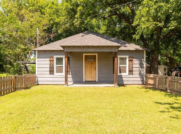 205 E Nelson Street, Bowie, TX 76230