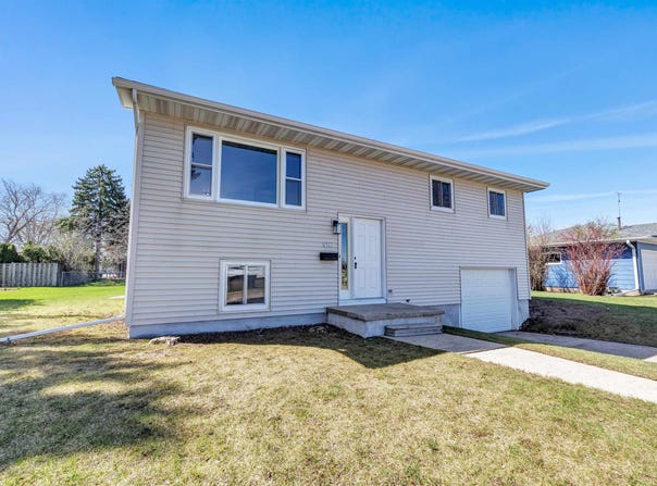1521 BISMARCK Avenue, OSHKOSH, WI 54902