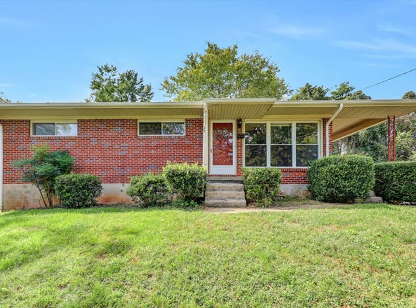 15 Cedar Ave, Rocky Mount, VA 24151