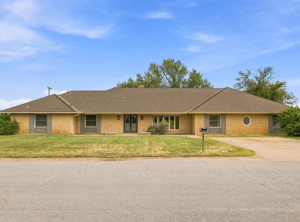 1020 Hadwiger Dr, Cherokee, OK 73717